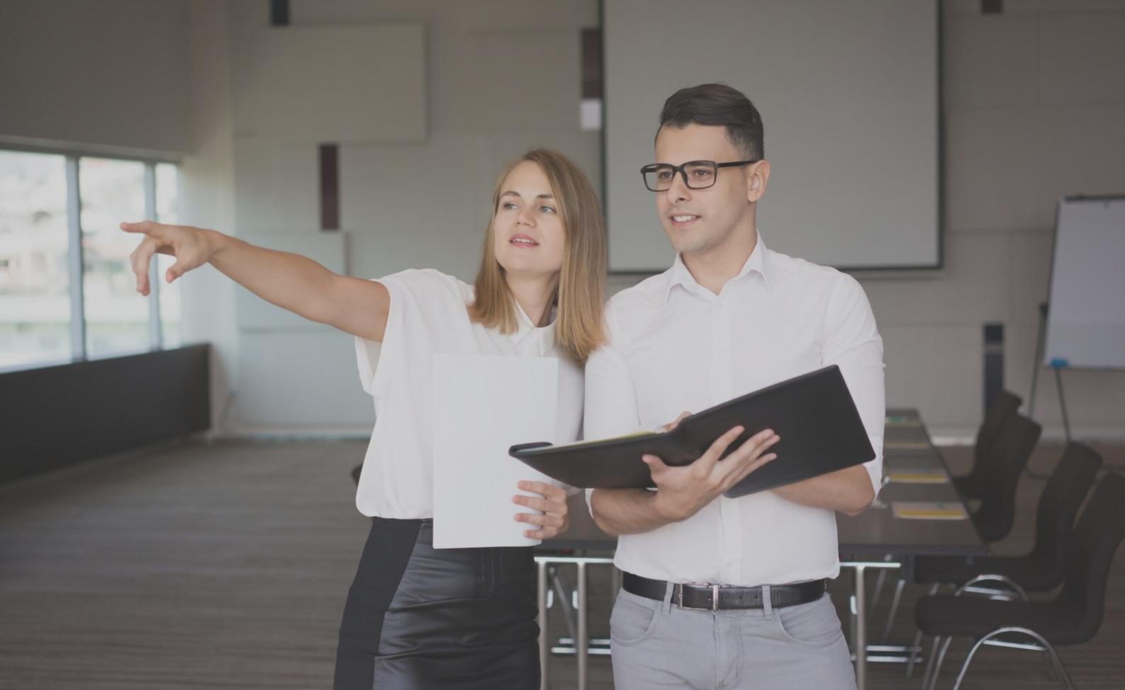 Análisis de datos financieros en oficina moderna