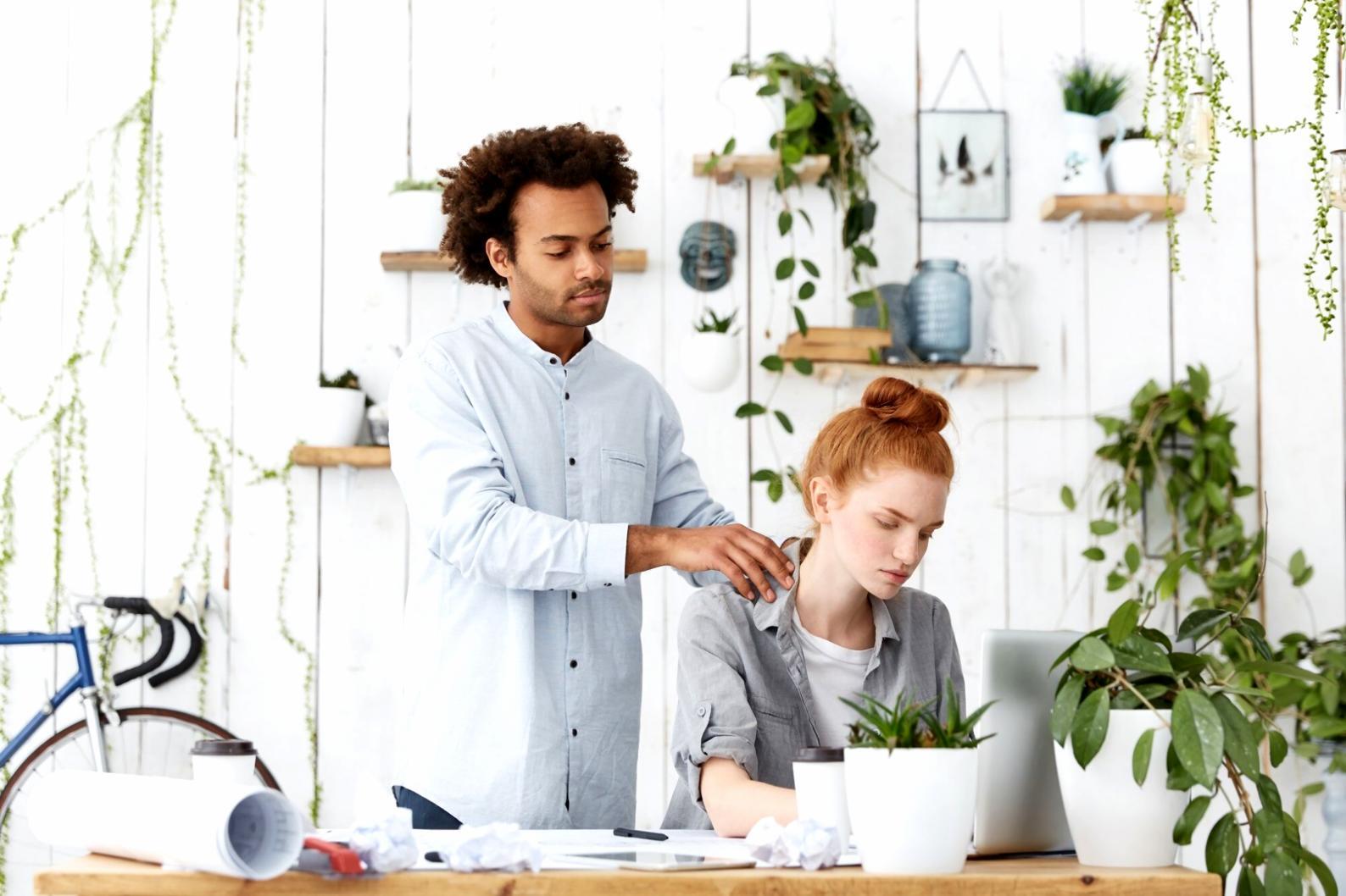 Sesión de trabajo colaborativa en oficina